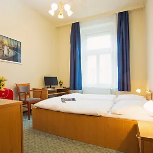 hotel-adler.praguehotelsweb.com/
